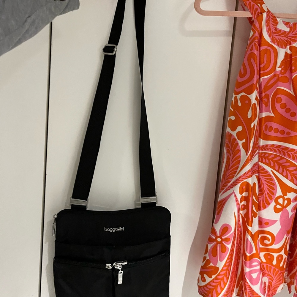 Baggallini EXCELLENT Black Crossbody w/ Silver Accents. Perfect size & pockets! - Picture 7 of 9